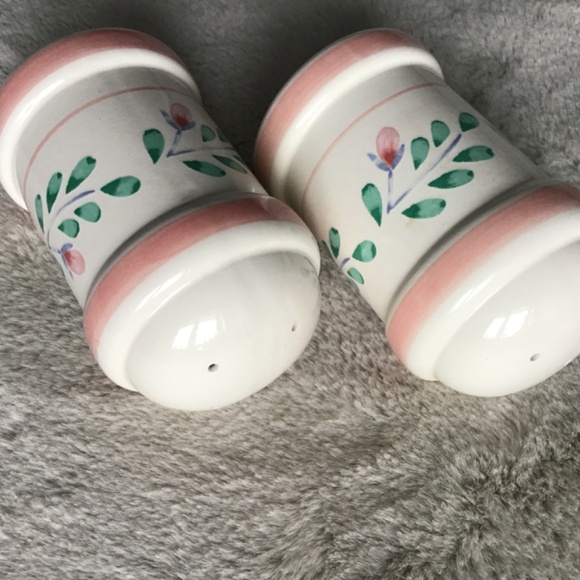 VINTAGE SET OF LARGE CERAMIC SALT & PEPPER SHAKERS IN FLORAL 80’S PINK & GREEN - Picture 2 of 7